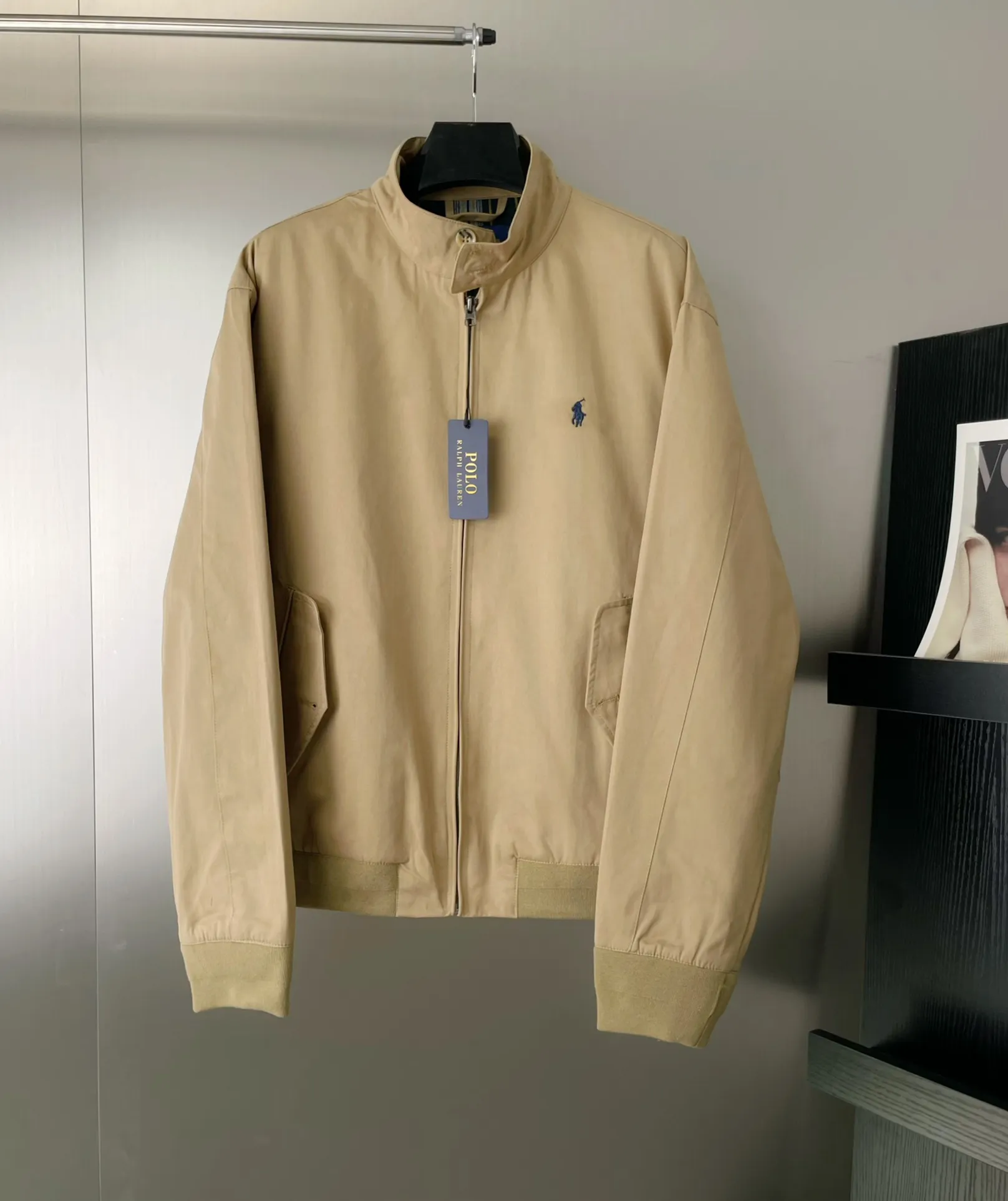P350 model number: R05 Ralph Lauren unisex old-money style veteran stand-up collar workwear Harrington jacket. The embroidery on the chest is all original data. The embroidery technology of German Oman embroidery fiber is very particular. It uses Japanese Tajima machine to ensure the embroidery is exquisite and three-dimensional. That is what I said is different from what is on the market. Regarding the workmanship, the version is a loose version and can be used by boys and girls!! The fabric is a double-layer shin bone feeling, full of weight! It's not as heavy as a regular jacket, and the ordinary cotton material feels really different. This one is super comfortable, soft and stylish, and has a green plaid interior that has a retro movie fashion feel! The fit is loose but not baggy. The size is just right and not picky. The dropped shoulder design modifies the shoulders without making them look bulky. This silhouette is a style that will never go out of style after being worn for a long time. The upper body is also very durable and recognizable. The loose and reasonable version can be worn by both men and women. It is easy to create a clean and refreshing boyish look. Color#Khaki Size#M L XL XXL Length: 68/70/72/74 Bust: 122/126/130/134 Shoulder width: 53/54/55/56 Sleeve length: 65/66/67/68